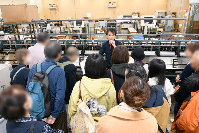 ①工場見学（卒業アルバムの印刷・製本）